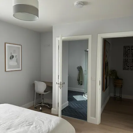 Double Bedroom With Private Bathroom Close To Center Homestay